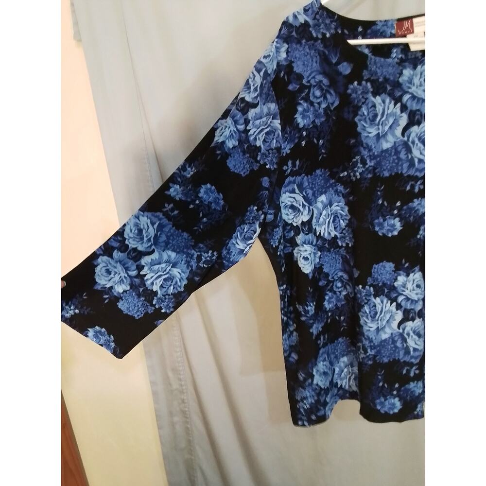 JM Collection blue and navy floral top. - Picture 5 of 6